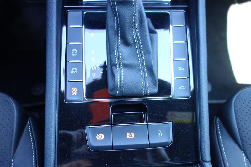Škoda Superb 2,0 TDi,SERV.KN.,SPORTLINE,DSG - fotka 35 z 49
