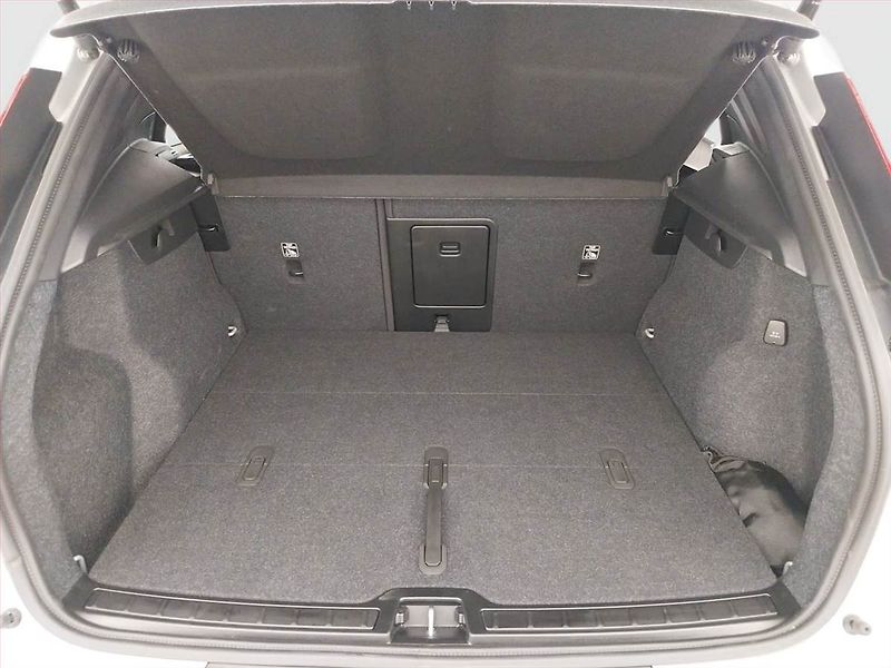 Volvo XC40 (2025) B3 - fotka 14 z 22
