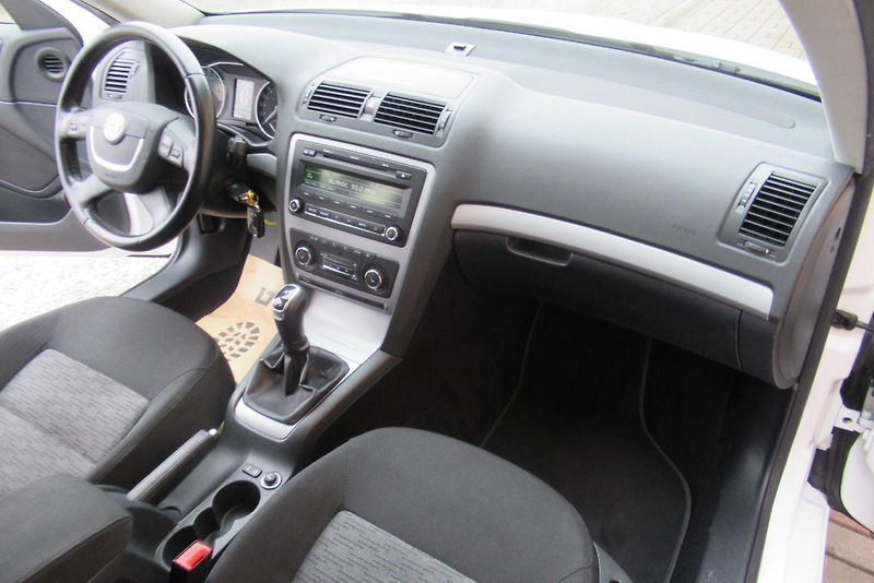 Škoda Octavia 2.0 TDi AUT.KLIMA VYHŘÍV.SED. - fotka 11 z 18