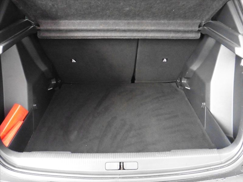 Peugeot 2008 1,2 Allure Navi 1.maj. - fotka 8 z 15