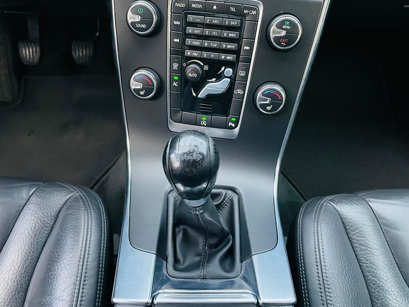 Volvo V60 2.0D3 5VÁLEC SERVISKA TAŽNÉ - fotka 39 z 45