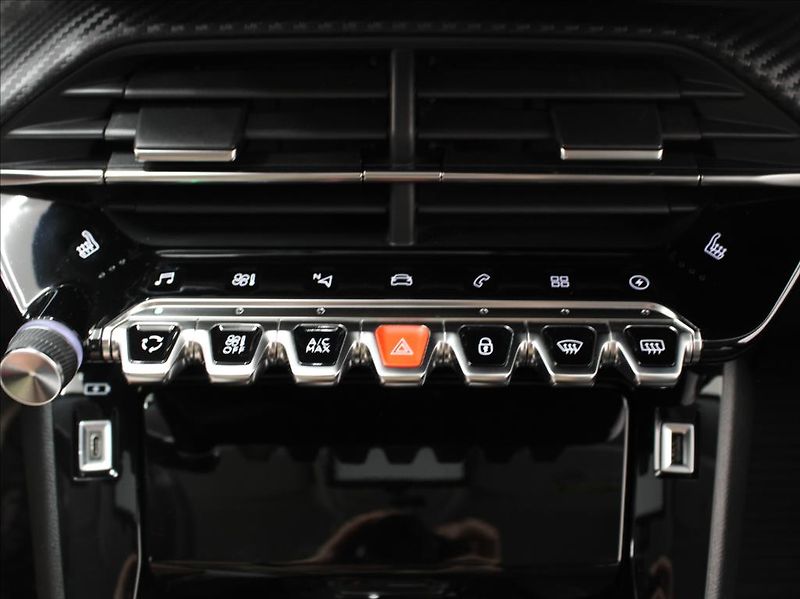 Peugeot 2008 0,1 100kW e-Allure 1.maj.ČR - fotka 21 z 22