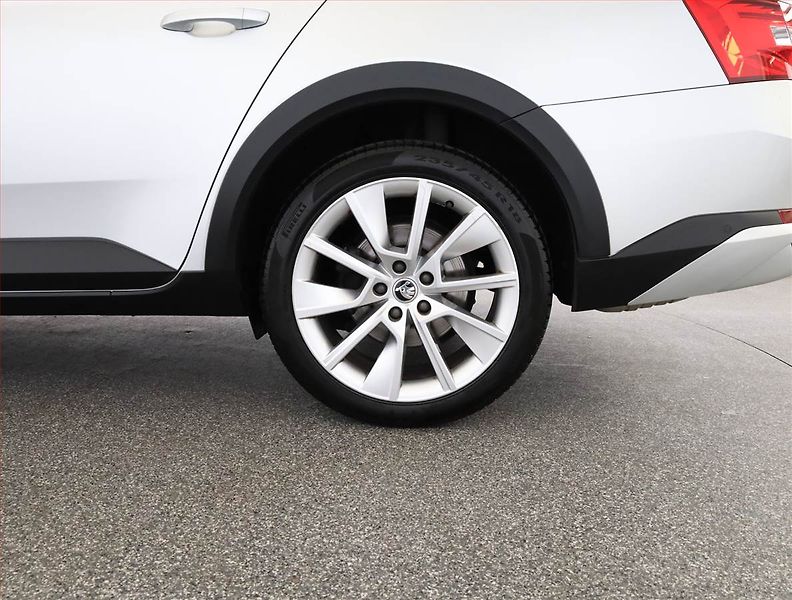 Škoda Superb (2022) Scout 2.0 TDI - fotka 15 z 15