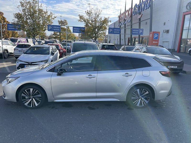 Toyota Corolla 2.0 HEV - fotka 10 z 28