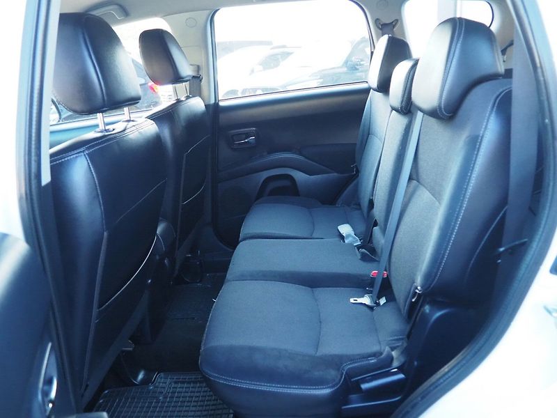 Peugeot 4007 (2010) 2.2 HDI, 115 kW, 4x4, 7 míst - fotka 12 z 39