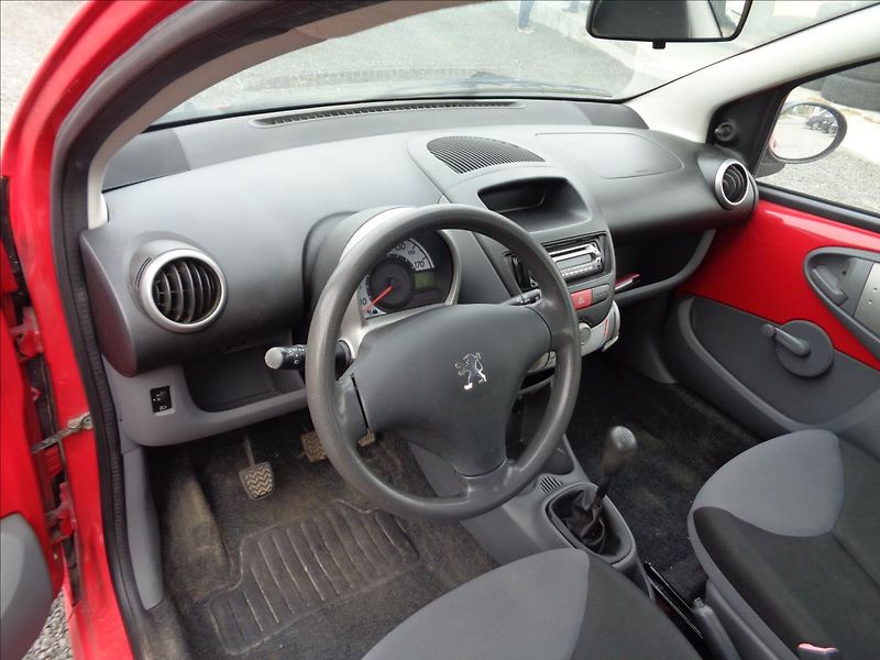 Peugeot 107 1,0 - fotka 10 z 13