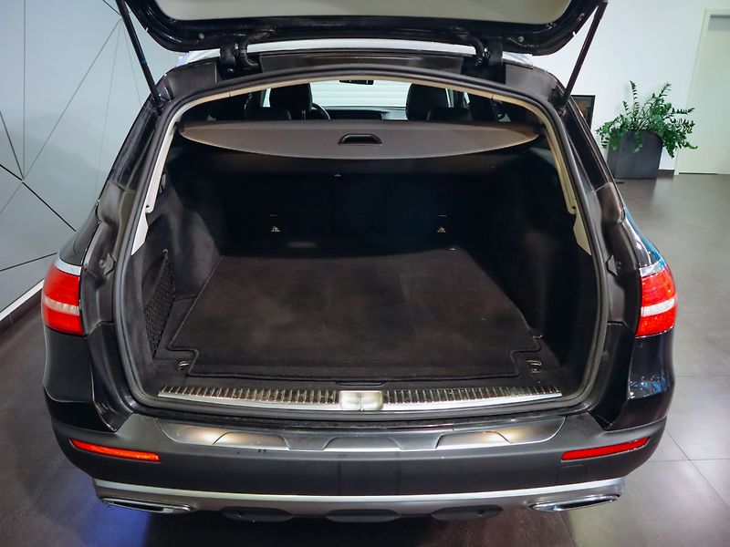 Mercedes-Benz Třídy E E 220d 4MATIC, All-Terrain - fotka 7 z 27