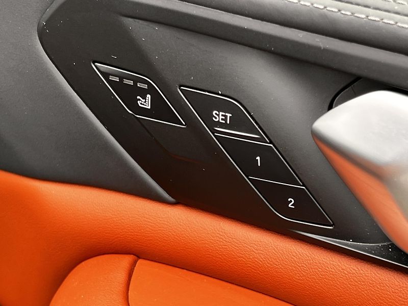 BMW X5 M50i Individual VZDUCH - fotka 14 z 31