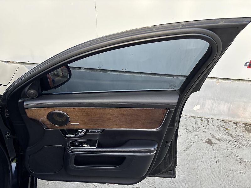 Jaguar XJ (2010) 3.0V6D Alu kola, rezervace - fotka 16 z 35