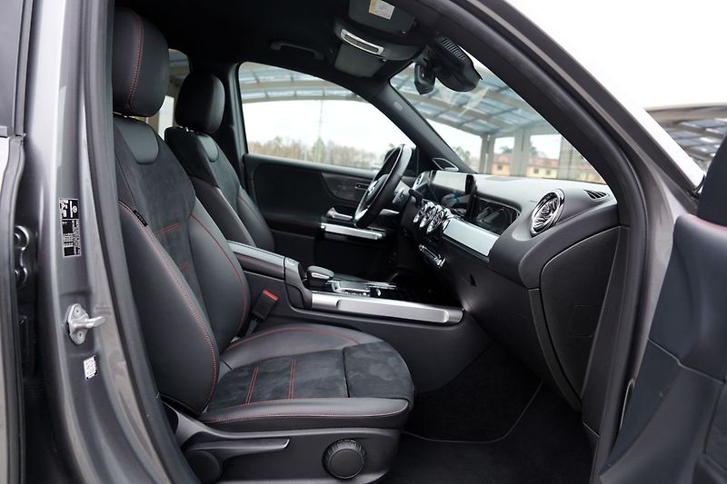 Mercedes-Benz GLB 200d 4Matic/AMG/AT/150 PS/Led - fotka 30 z 50