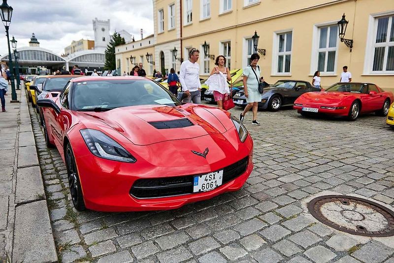 Americké automobily Corvette na 21. ročníku tradičního srazu v areálu Plzeňského Prazdroje.