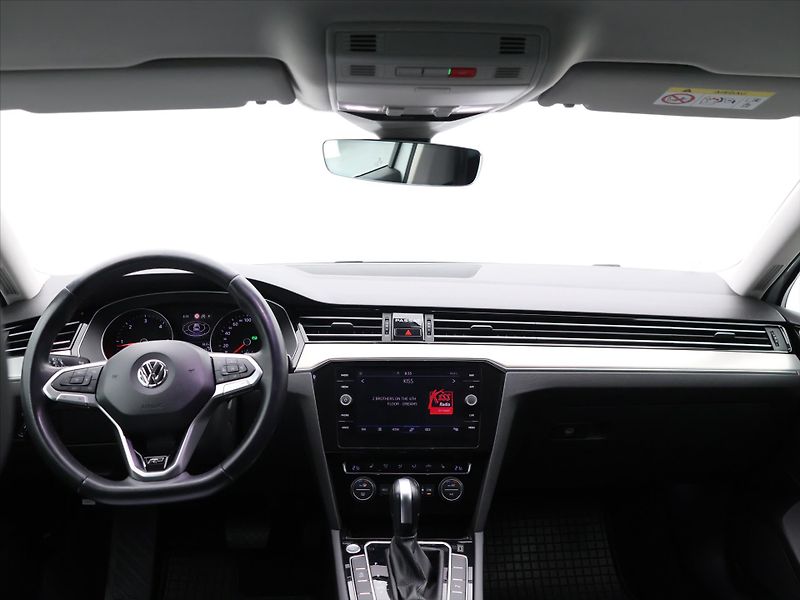 Volkswagen Passat 2,0 TDI 140kW CZ R-line DPH - fotka 24 z 31