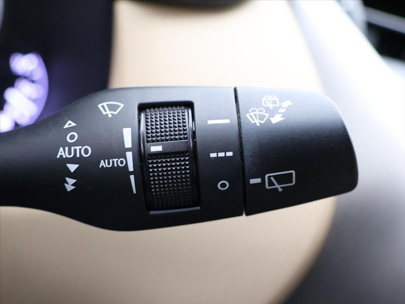Lexus NX 300h 2,5 145kW 4WD Premium AUT - fotka 22 z 38