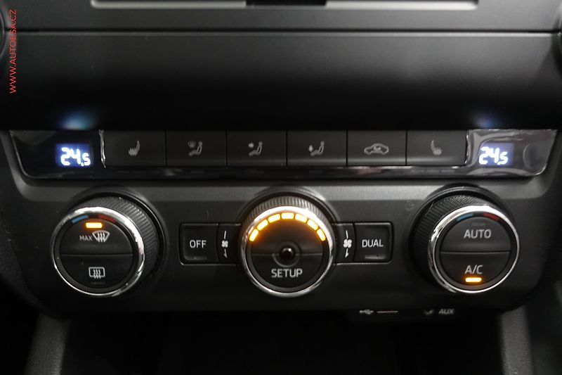 Škoda Octavia (2013) 1.6 TDi, ČR, Elegance - fotka 19 z 23