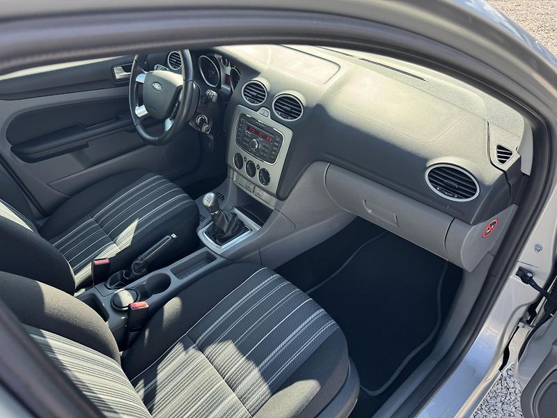 Ford Focus (2010) 1.6-16V,rezervace  - fotka 20 z 28