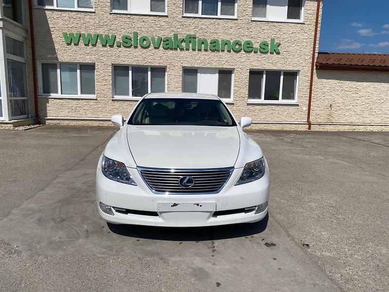 Lexus LS 400 (2009) - fotka 2 z 23