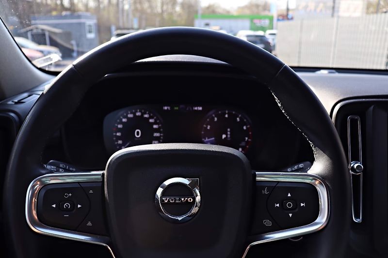 Volvo XC40 T2 Essential Kam LED DAB - fotka 9 z 18