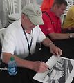 Parnelli Jones při autogramiádě při Indy500 v roce 2014. Foto: Wikimedia Commons, Doctorindy, CC BY-SA 4.0