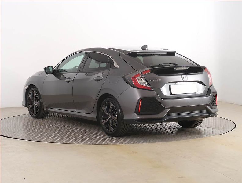 Honda Civic (2019) Elegance 1.0 VTEC Turbo - fotka 4 z 18
