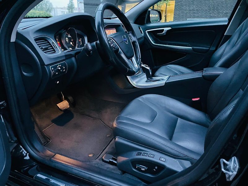 Volvo V60 2.4D4 5V AUTOMAT KAMERA TAŽNÉ - fotka 27 z 50