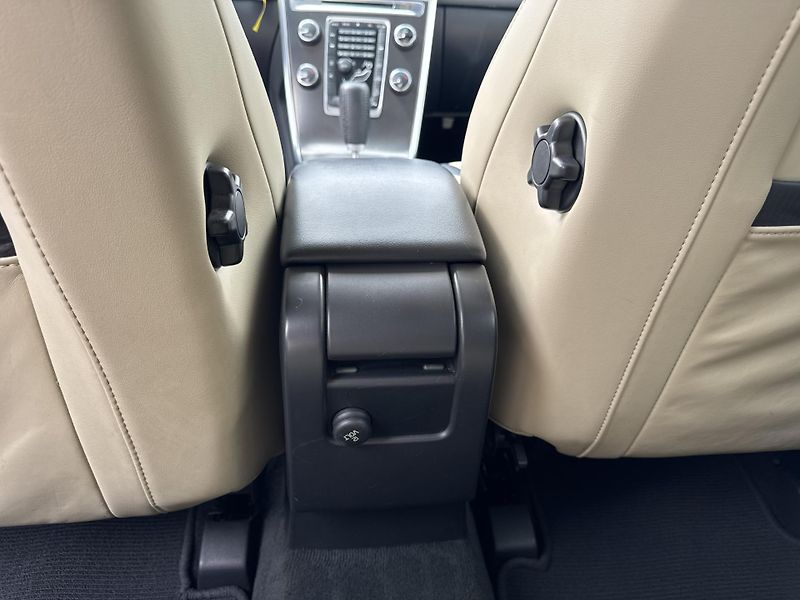 Volvo XC60 2,4 D3 R-DESIGN AWD AT - fotka 19 z 24