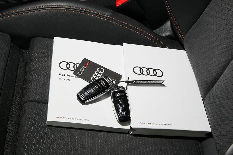 Audi e-tron 55 300kW S-line BlackEdi NV TZ - fotka 44 z 44