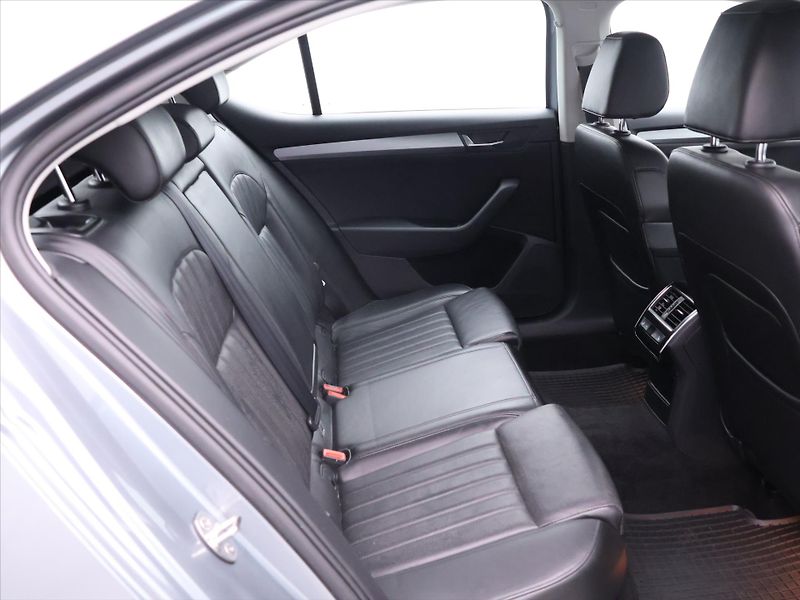 Škoda Superb 2,0 TDI 140kW DSG Style Plus - fotka 15 z 39