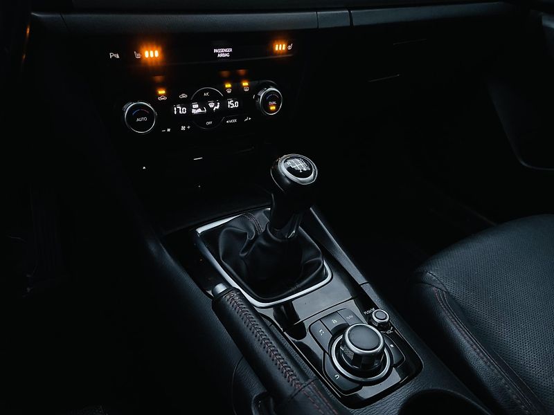 Mazda 3 2.0i MANUÁL SENZORY HEADUP LED - fotka 35 z 43