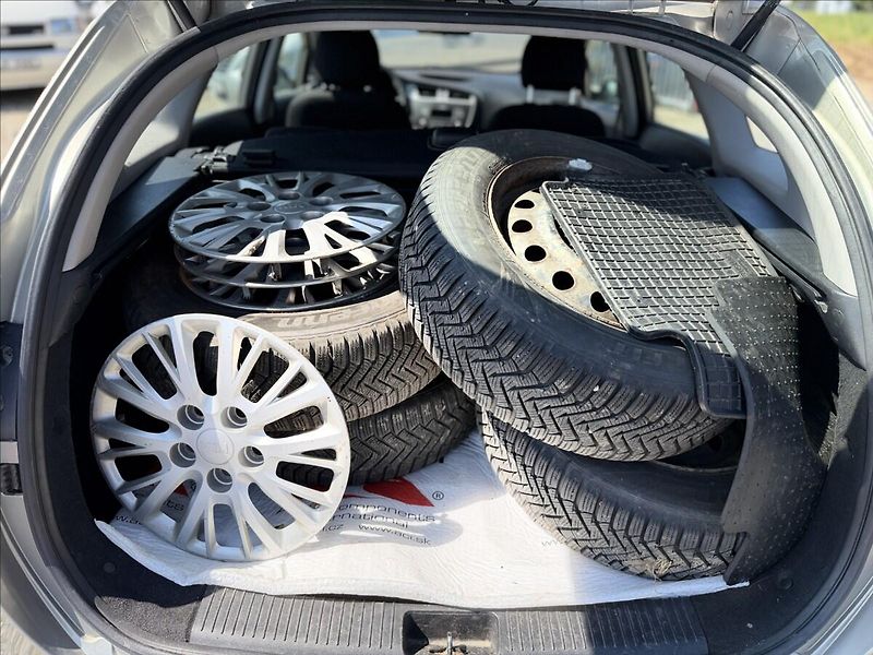 Kia Ceed 1,6 NOVÉ V ČR, +SADA KOL - fotka 16 z 25