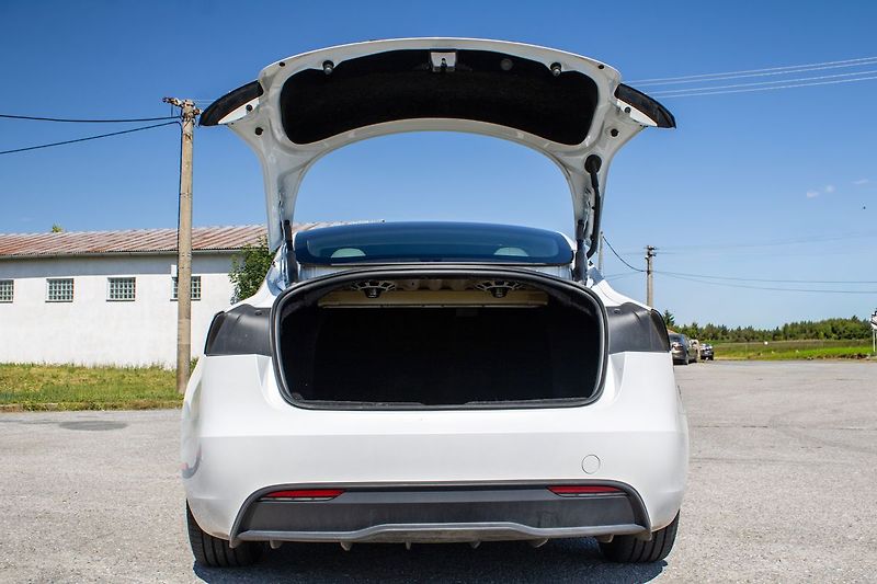 Tesla Model 3 - fotka 19 z 21