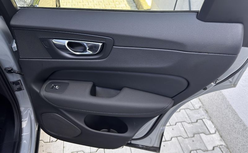 Volvo XC60 B5 AWD PLUS/360/1 maj/ + kola - fotka 26 z 49