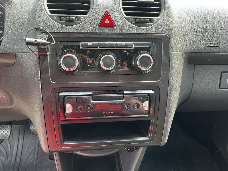 Volkswagen Caddy 1.6 TDi ČR 5 Míst - fotka 18 z 26