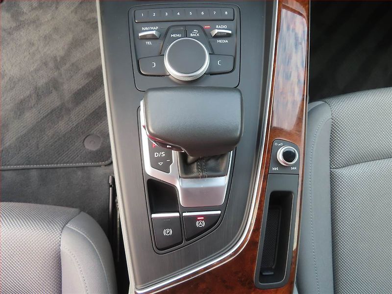 Audi A4 (2018) 2.0 TDI, Automat, Serv.kniha - fotka 13 z 24