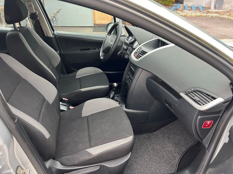 Peugeot 207 1.4 16V - fotka 7 z 14