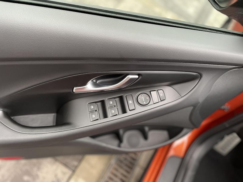 Hyundai i30 1,5T-GDI MHEV 103kW N-line MAN - fotka 13 z 32