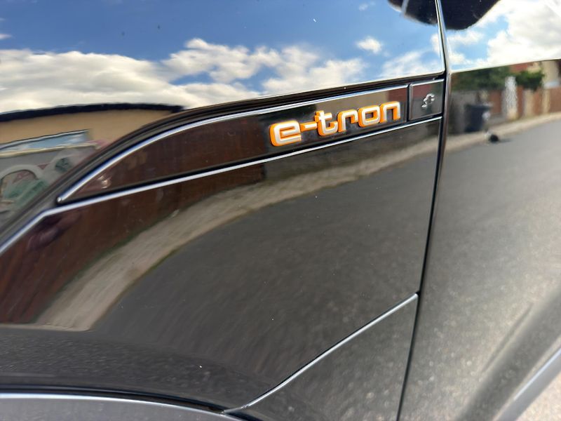 Audi e-tron (2023) 55 300KW 21 ALU  - fotka 22 z 27