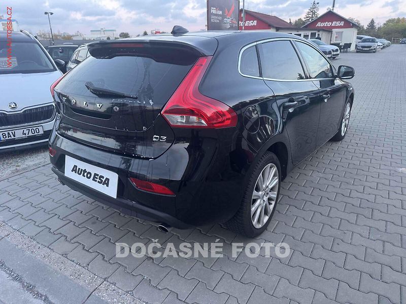 Volvo V40 (2015) 2.0 D3, AC, tempo, park.asist - fotka 2 z 3