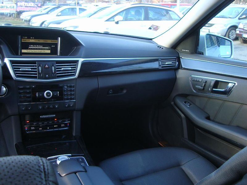 Mercedes-Benz Třídy E (2008) E 500,1.Maj. v ČR,Servisní k. - fotka 40 z 74