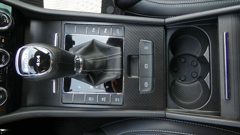 Škoda Superb 2.0 TDI DSG 4x4 Sportline 147k - fotka 18 z 29