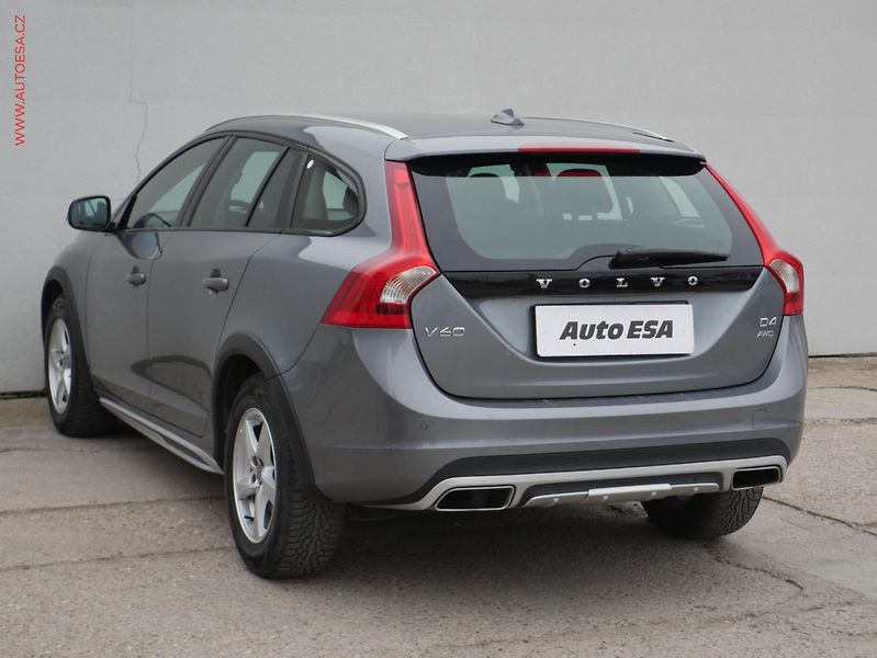 Volvo V60 (2015) 2.4 D4 Cross Country, AT - fotka 4 z 19