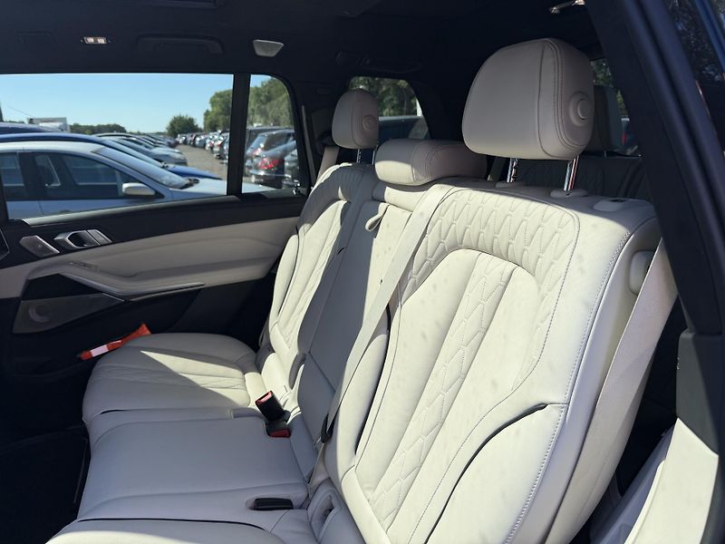 BMW X7 M50d INDIVIDUAL 7 MIST  - fotka 11 z 29