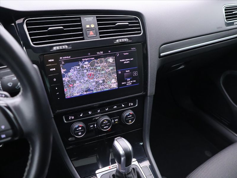 Volkswagen Golf R 2,0 TSI 228kW 4M DSG Virtual - fotka 25 z 40