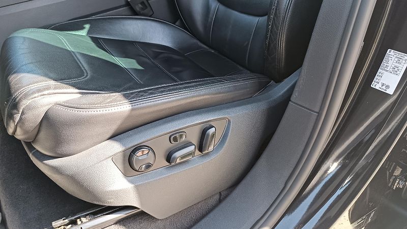 Volkswagen Touareg 3,0TDi 176kW Nové v ČR - fotka 18 z 44