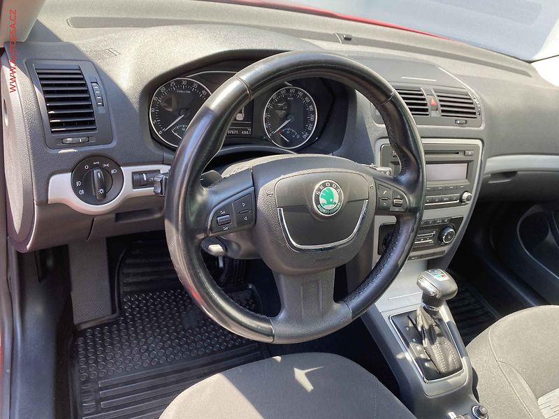 Škoda Octavia (2013) 2.0TDi, DSG, xenon - fotka 12 z 19