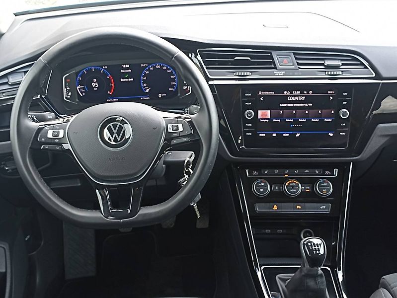 Volkswagen Touran (2022) 1.5TSI Highline Webasto Matrix - fotka 5 z 35