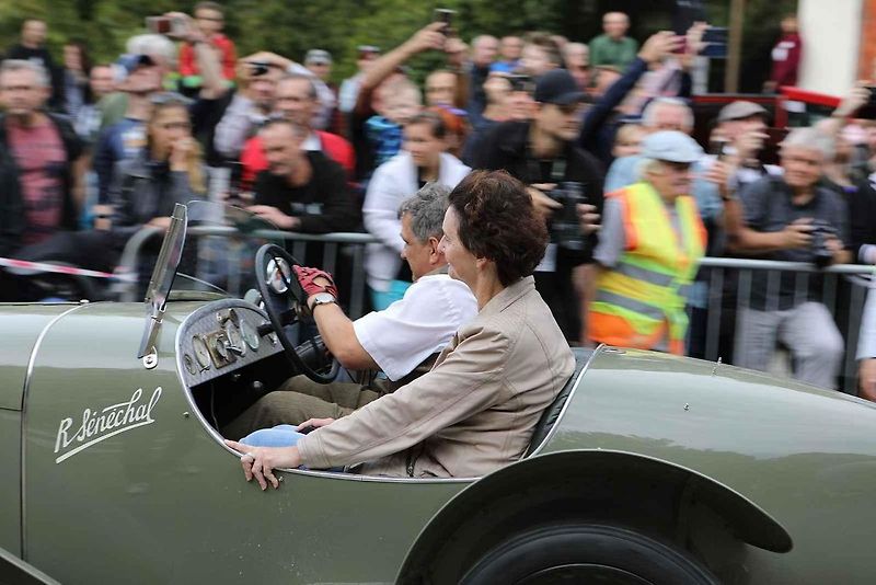 Na akci Jízda do vrchu a výstava historických vozidel se představilo na tři sta automobilů a motocyklů.