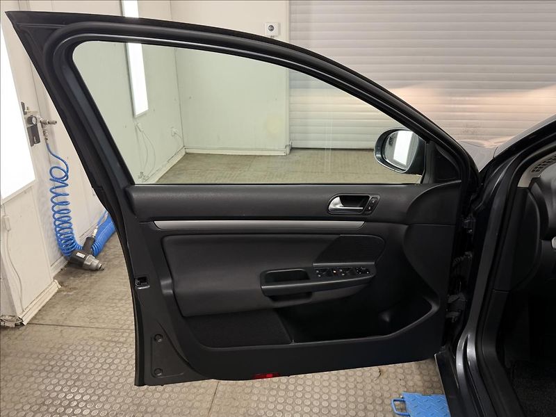 Volkswagen Golf 1,6 TDi 77 KW DSG NAVI PDC - fotka 23 z 31