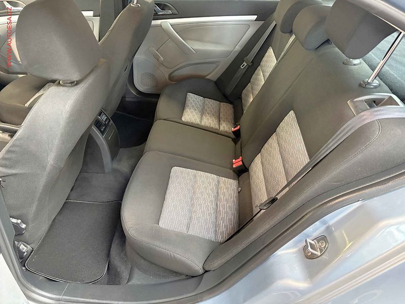 Škoda Octavia (2010) 1.6i, AC, výhřev sed - fotka 10 z 14