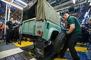 Poslední vyrobený Land Rover Defender.