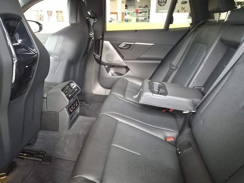 BMW Řada 5 520 xDrive - fotka 18 z 38